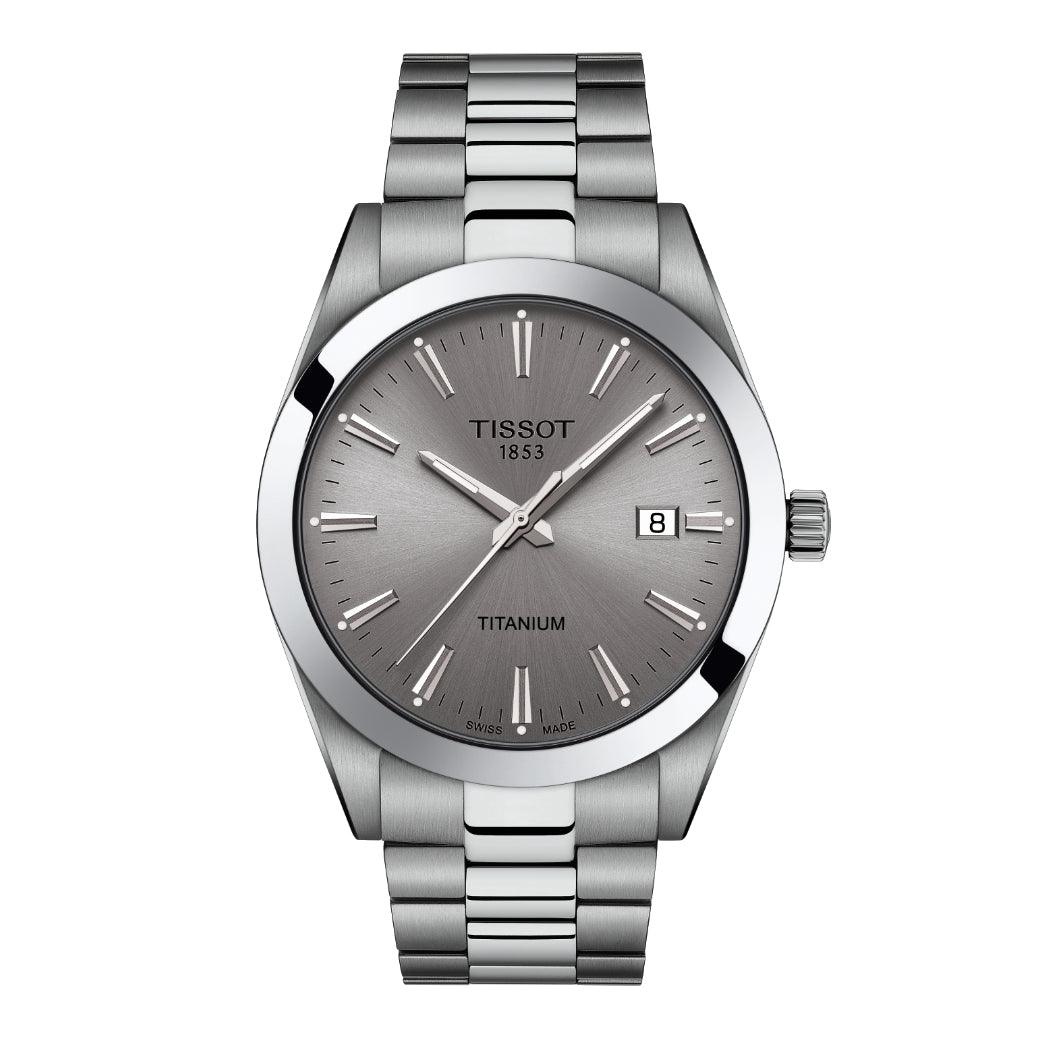 Tissot Gentleman Titanium med grå urskive, stållænke og tydelig datovisning. Model T1274104408100.