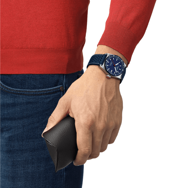 Tissot PR516 Powermatic 80 med blå urskive og perforeret blå rem på håndled, Model T1494071604100.