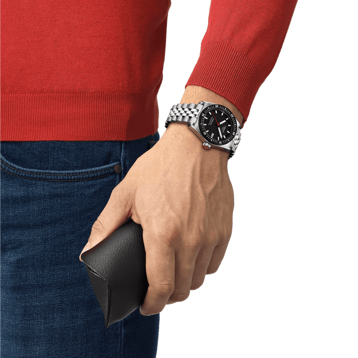 Tissot PR516 Powermatic 80 med sort urskive bæres på håndled, stållenke, Model T1494071105100