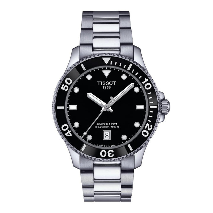 Tissot Seastar 1000 40mm viser et sølv armbåndsur med sort urskive og tydelige hvide markeringer, Model T1204101105100.