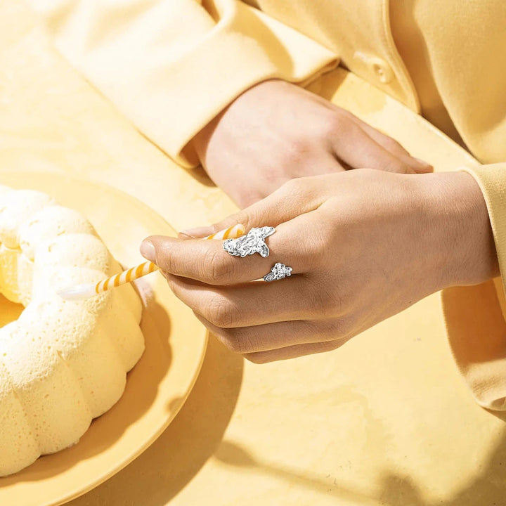 Vincent Archaic Shadow Solv Ring på hånd, sølvfarvet organisk ring i lys, moderne setting. Model vj105-urs-001.