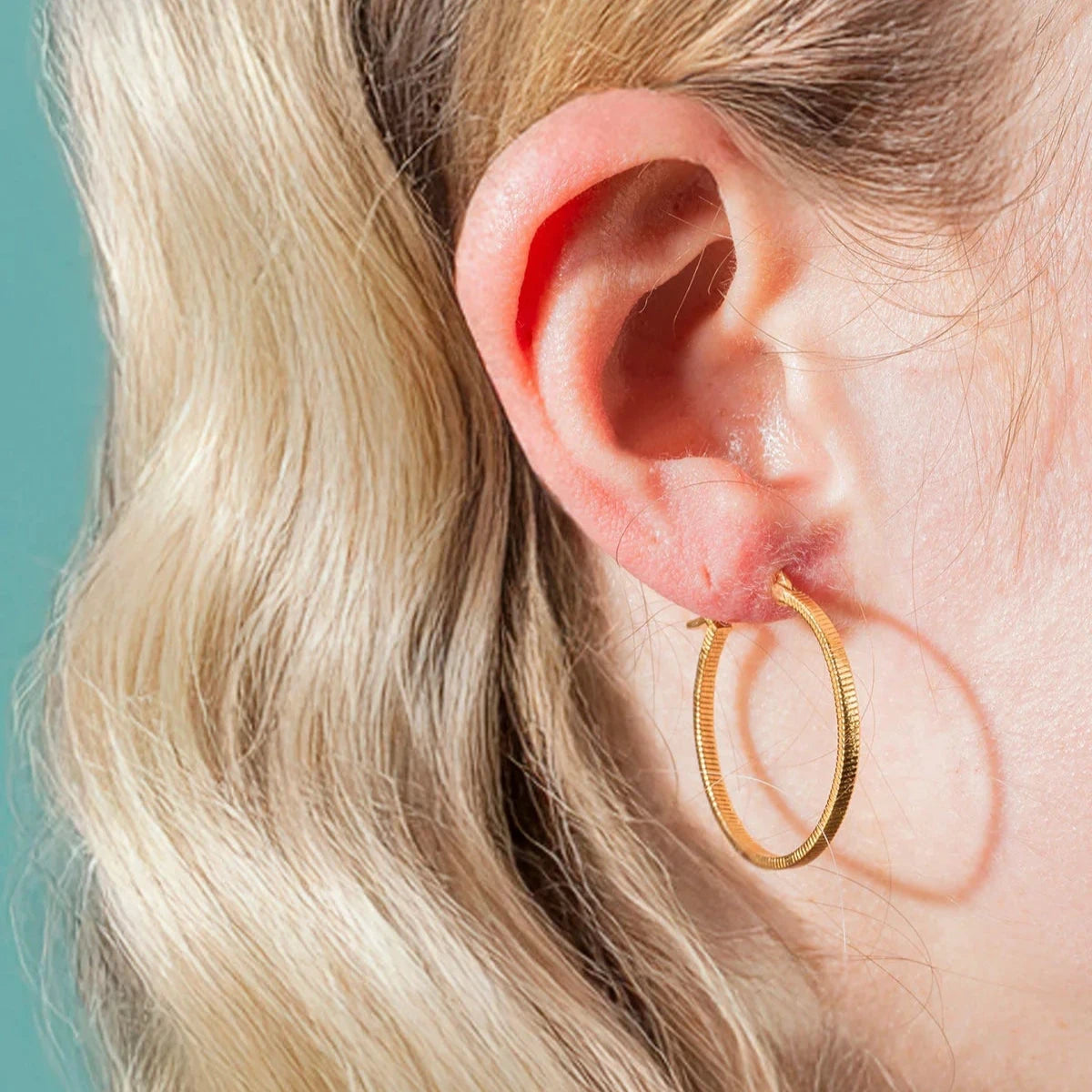 Vincent Fortune Teller Creol Forgyldte Øreringe Large 25mm vises båret på øre, elegant gylden creol model, Model VJ078-UEG-L-1.