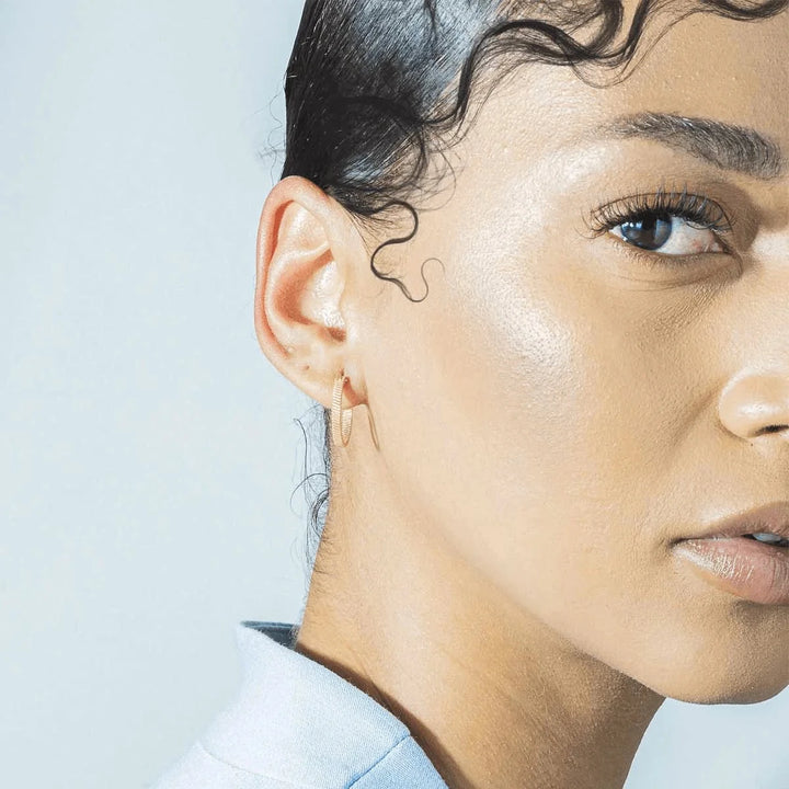 Vincent Fortune Teller Creol Forgyldte Øreringe Medium 16mm vises på øre, elegant forgyldt stil. Model vj078-ueg-m-2