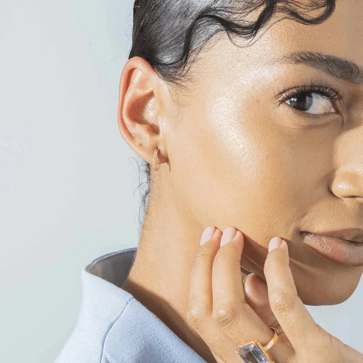 Vincent Fortune Teller Creol Forgyldte Øreringe small 12mm vises på model, elegant og minimalistisk stil. Model vj078-ueg-s-2