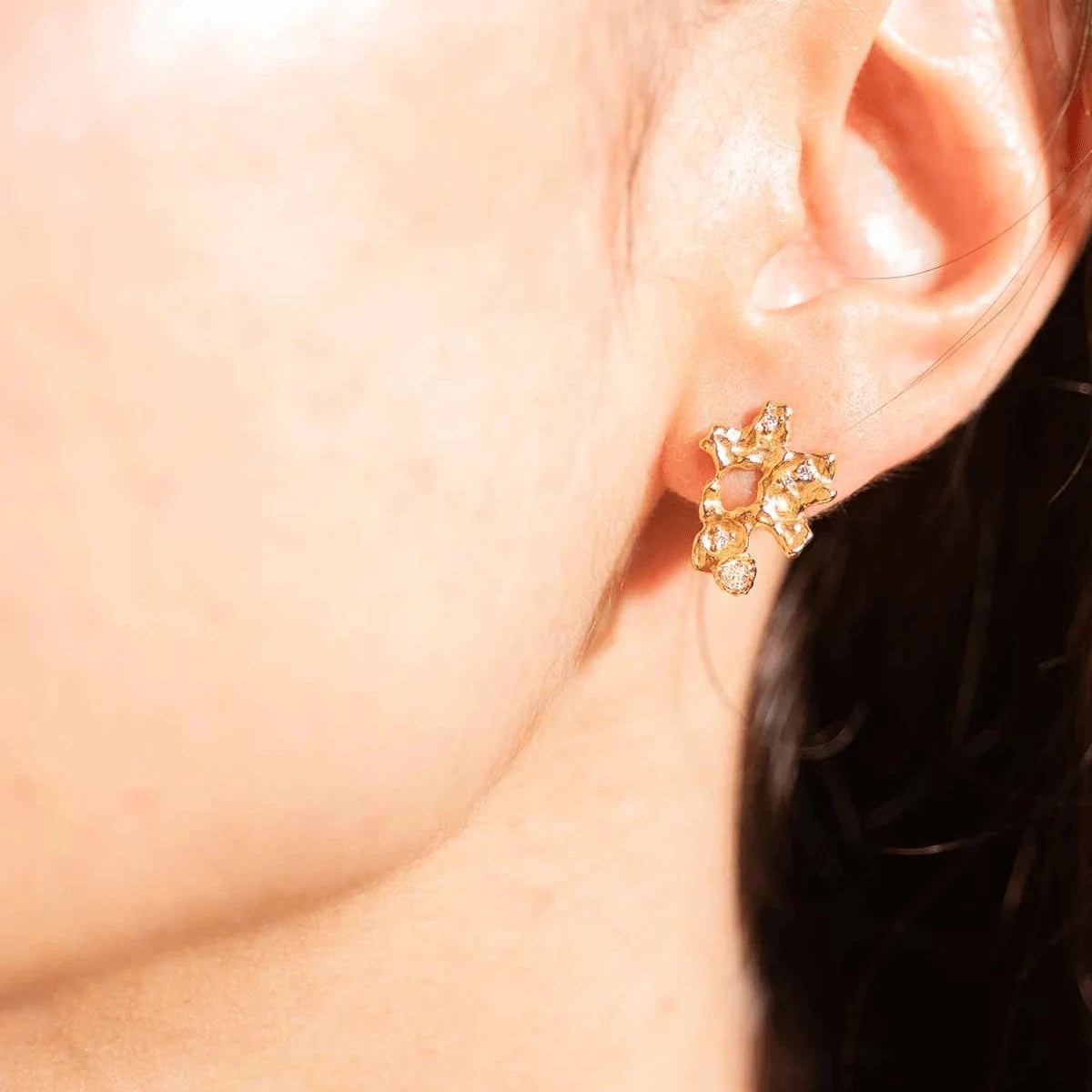 Vincent ilium øreringe forgyldt m. hvide krystaller vist på øre, organisk gylden form. Model VJ241-UEG-1.
