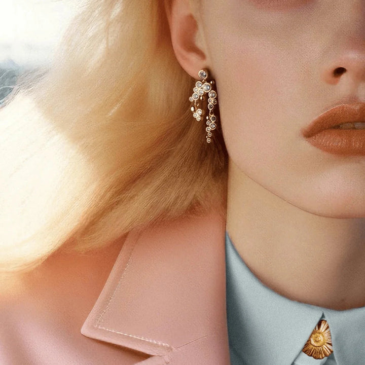 Vincent Lost Ember forgyldte øreringe vises på model med lyst hår, elegant design med perledetaljer. Model VJ156-UEG-2