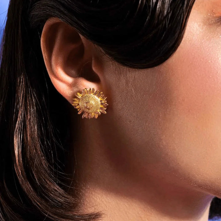 Vincent Mock Meadow Solsikke Øreringe Forgyldt vist på øre, detaljeret solsikke-design i guld. Model VJ130-UEG-1