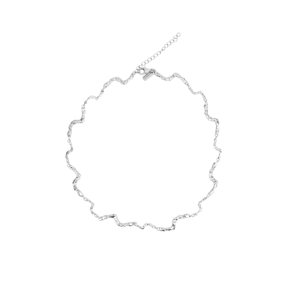 Vincent Nightfall Sølv Halskæde vist på hvid baggrund med bølget, blank sølvstruktur. Model VJ127