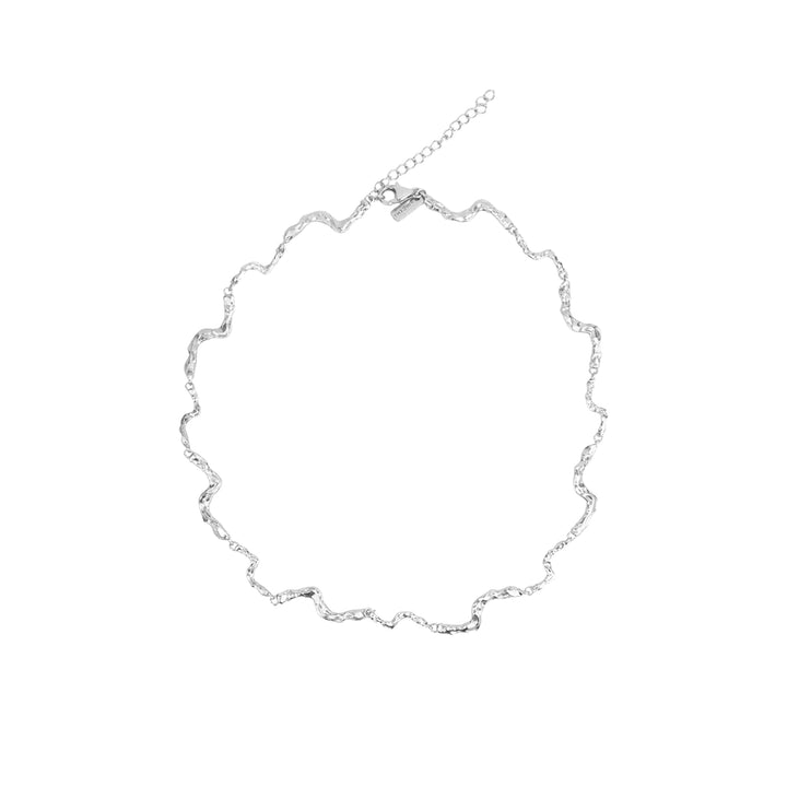 Vincent Nightfall Sølv Halskæde vist på hvid baggrund med bølget, blank sølvstruktur. Model VJ127