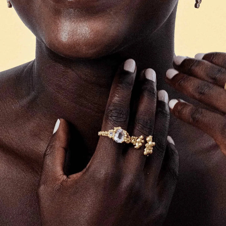 Vincent Orb Chronicles forgyldt ring vises på hånd, elegant design med klar sten, Model VJ163-URG-001-2.