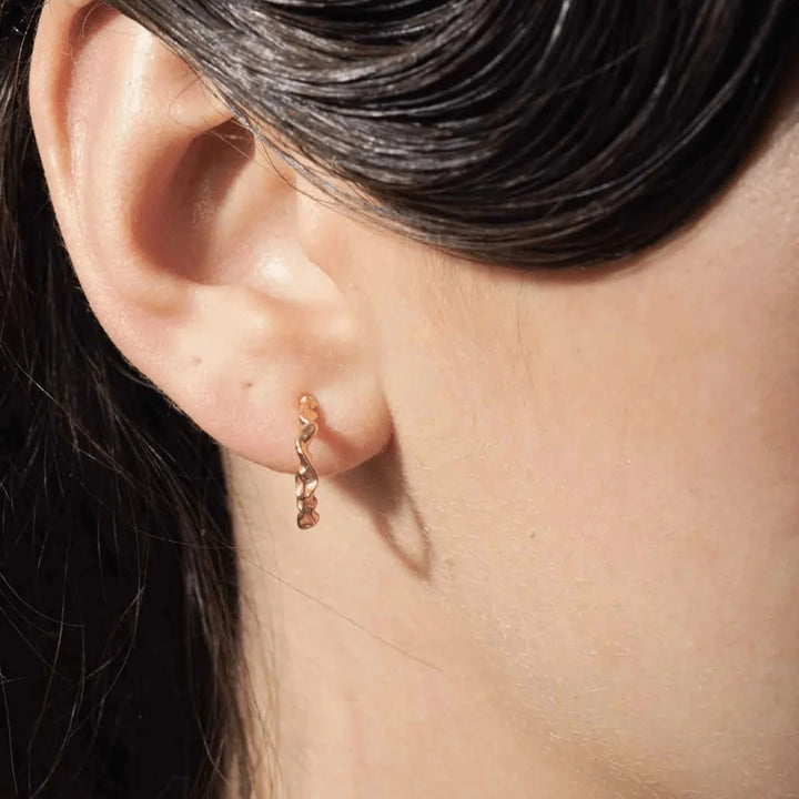 Vincent Shaman Forgyldte Hoops Øreringe Small 14mm vises på øre, blank gylden overflade. Model VJ126-UEG-S-1