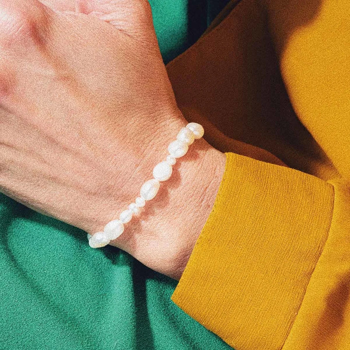 Vincent Venus Conspiracy Forgyldt Perlearmbånd viser et elegant perlearmbånd på håndled, Model VJ087-UBG-1.