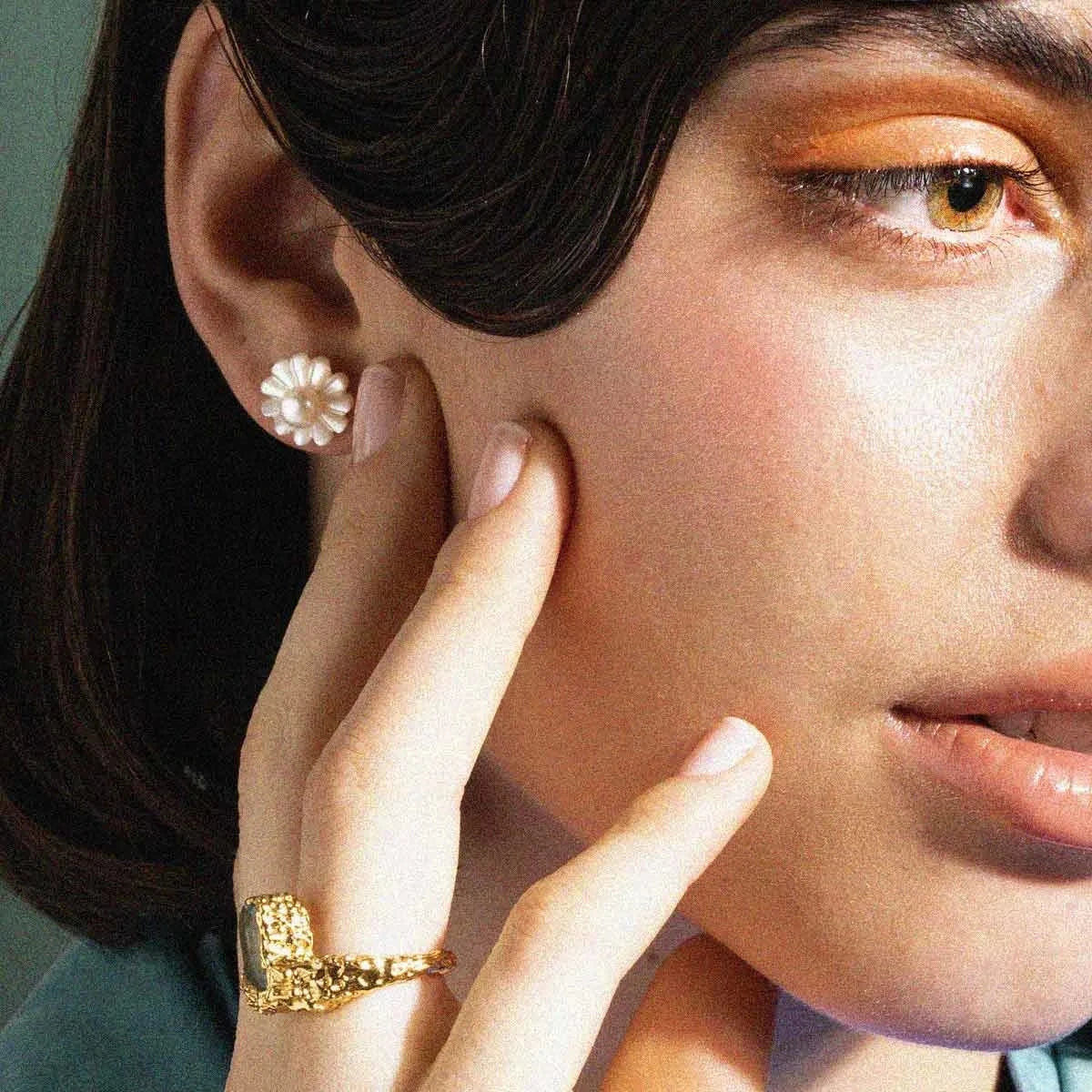 Vincent Venus Daydream Dot Perle Øreringe Forgyldt vises båret, perleblomst design i øret. Model VJ106-UEG-1.