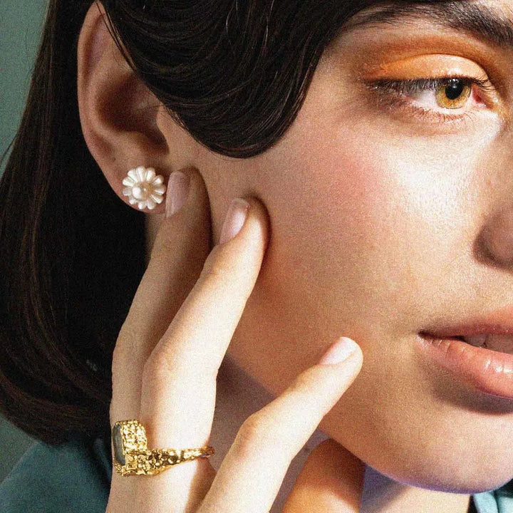 Vincent Venus Daydream Dot Perle Øreringe Forgyldt vises båret, perleblomst design i øret. Model VJ106-UEG-1.