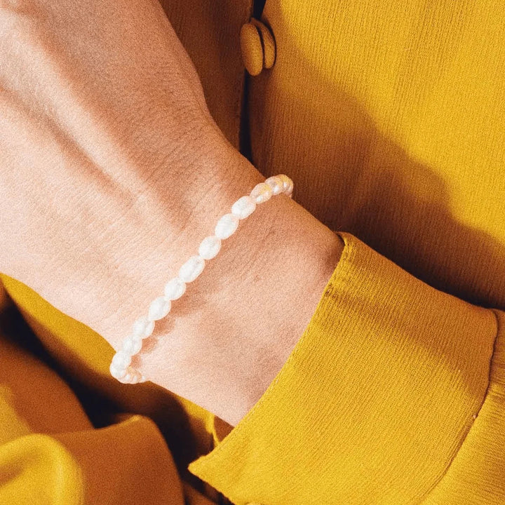 Vincent Venus Forgyldt Perlearmbånd bæres om håndled, hvide perler ses tydeligt. Model VJ082-UBG-1