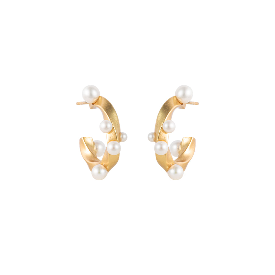 Vincent Venus Serenade Forgyldt Øreringe med perler i snoet guldlook på hvid baggrund. Model VJ152-UEG-1