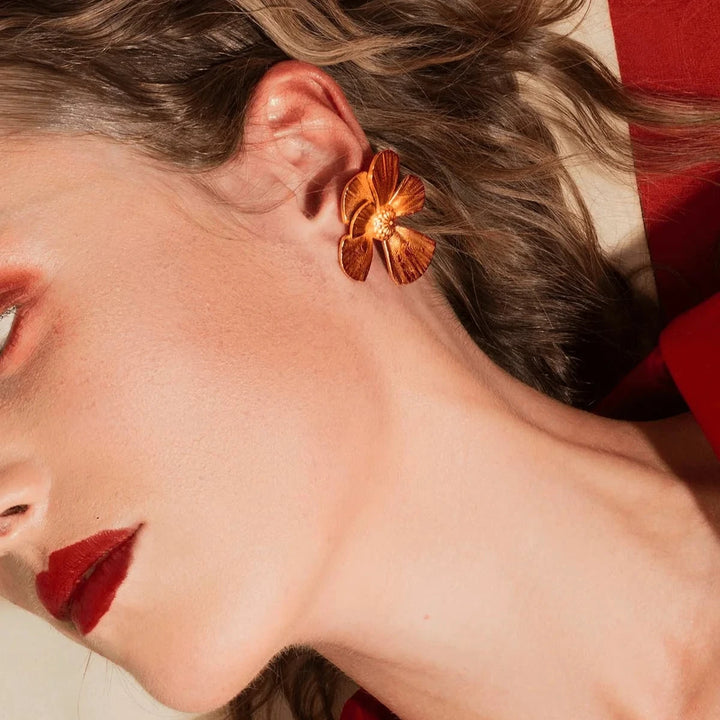Vincent Wildflower Ample Øreringe Forgyldt vises på model, blomstret design i gyldent metal. Model VJ190-UEG-1