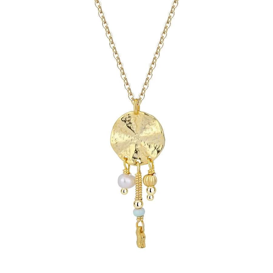 Wioga Amaja halskæde i forgyldt sølv med hamret vedhæng og perledetaljer, Model N-8439-GP-1.