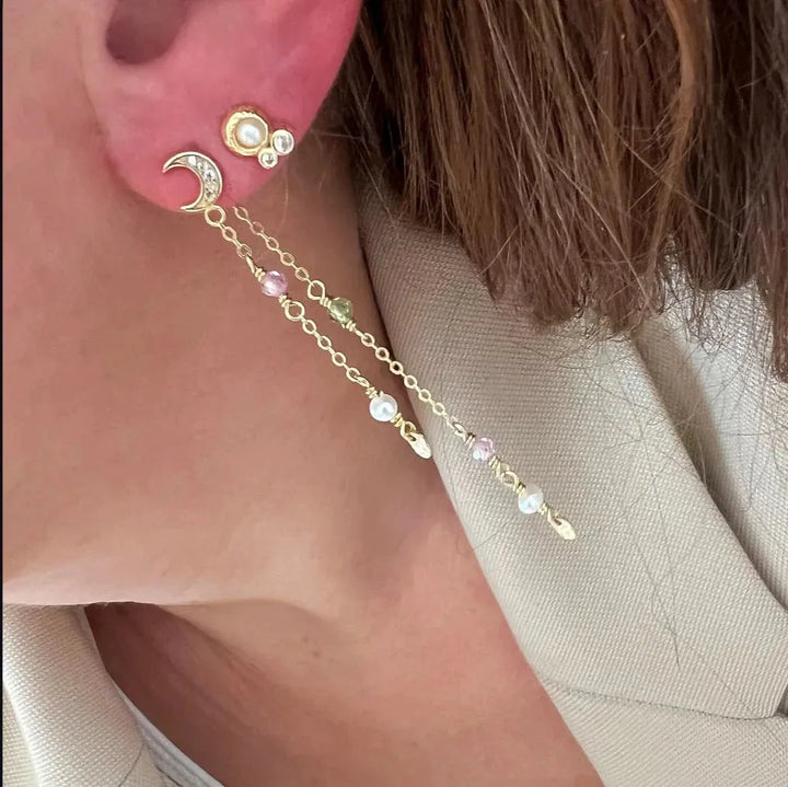 WiOGA Caroline Mathilde Mané Øreringe med guldtonet kæde, månedesign og ædelstene. Model E-8920-GP