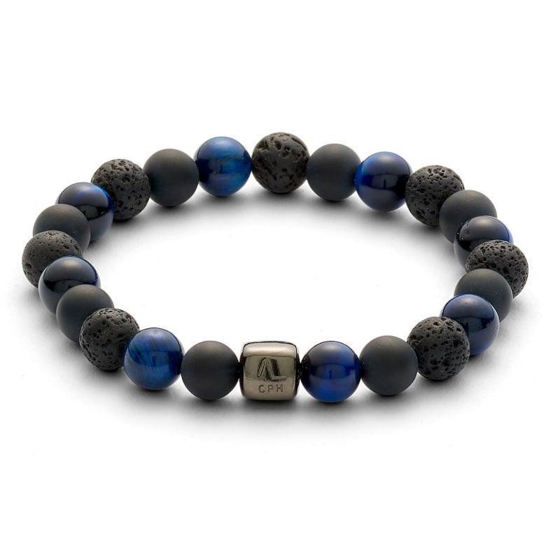Alexander Lynggaard Armbånd Paris 8mm viser elastisk armbånd med sorte lava perler og blå sten. Model c10113-001.