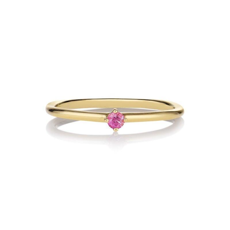 anpe-atelier-malene-pink-sapphire-2-5-ring-14kt viser en elegant guldring med en lille rund pink safir i midten, Model 2447-002-1.