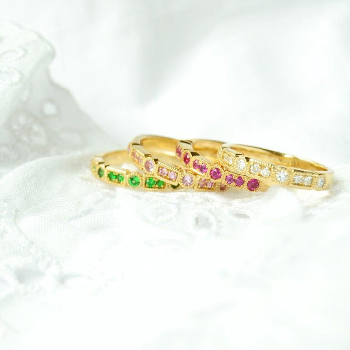 anpe atelier trine ji light pink safirer ring viser elegant guldring med lyserøde safirer, detaljeret på hvid baggrund. Model 2416-1-001-2