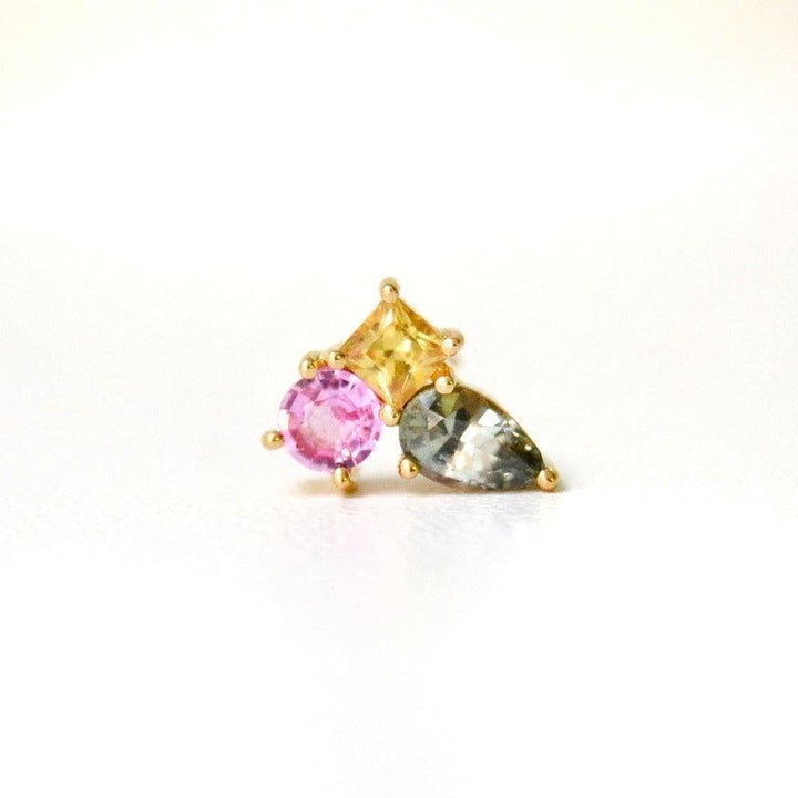 anpe atelier unika varnaya orestik med safir 23 viser et unikt ørestik i guld med pink, gul og blå sten. Model23