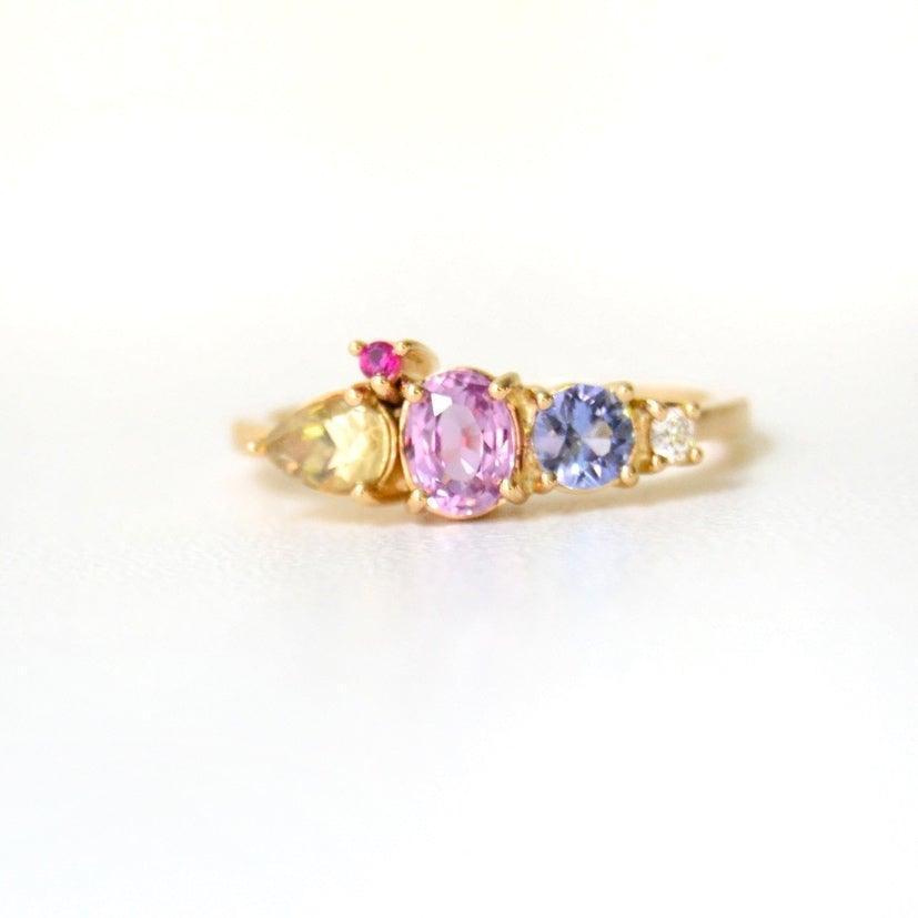 anpe atelier varnaya 18kt guld ring m safirer viser elegant guldring med farvede safirer og diamant, Model 27-customized2-001-1