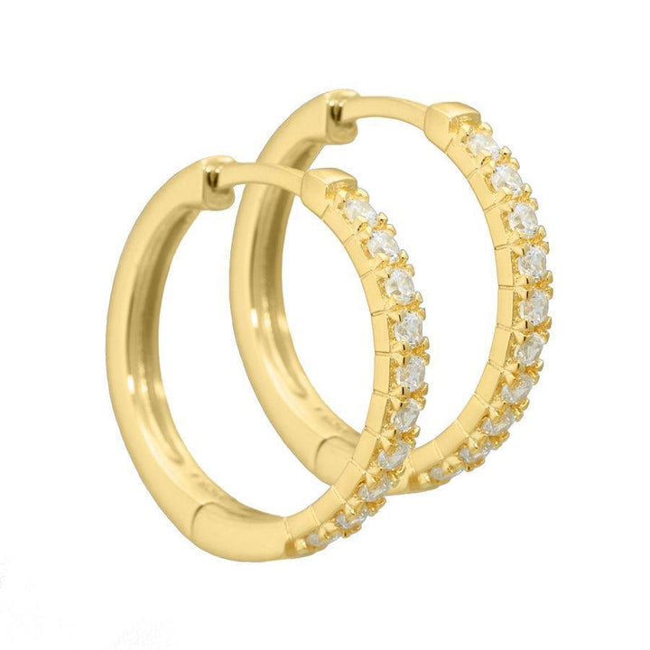 Aqua Dulce Darling sølvforgyldte øreringe 20 mm set forfra, runde hoops med funklende hvide sten, Model 3827-3827-1.