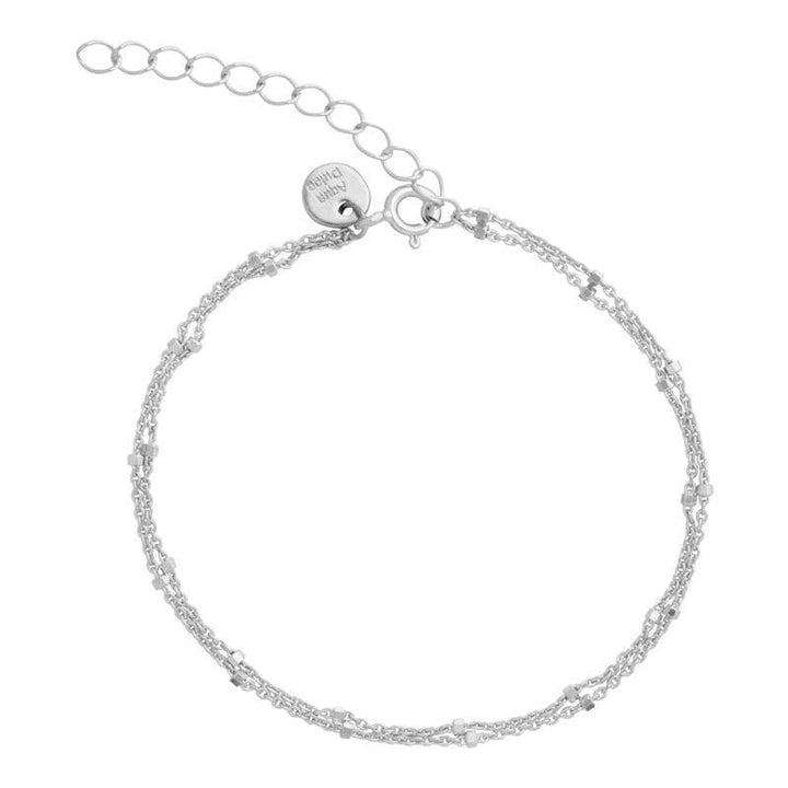 Aqua Dulce Dee Dee Dot Sølv Armbånd på hvid baggrund, elegant dobbeltkæde i sølv. Model 2251-2251-1