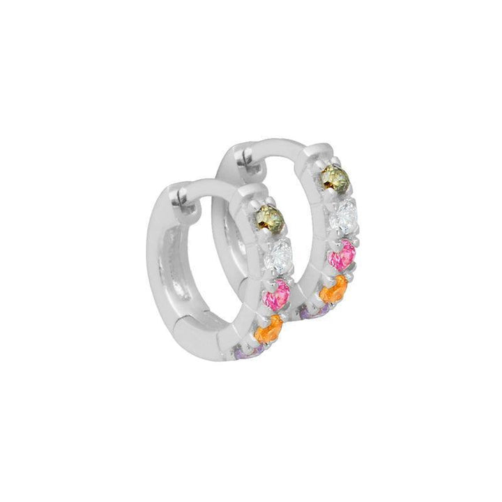 Aqua Dulce Elina Creol i sølv, creoler med farvede sten på hvid baggrund. Model 3711-1.