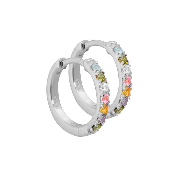 Aqua Dulce Elina creol i sølv med farvede sten, detaljebillede af to øreringe. Model 3713-3713-1