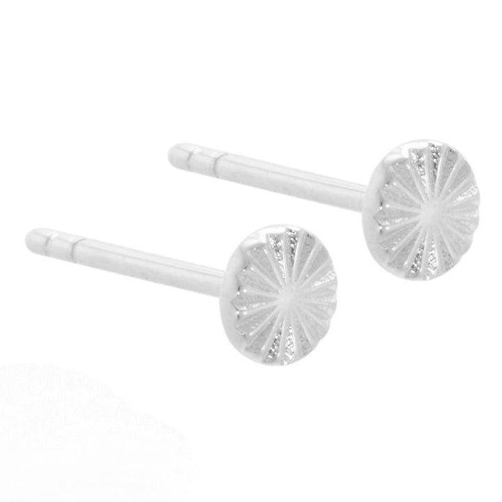 Aqua Dulce Line Coin ørestikker i sølv med mønstret cirkelmotiv, enkel og stilren detalje. Model 4116-4116-1