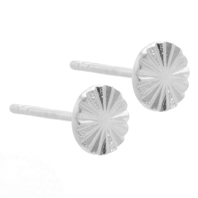 Aqua Dulce Line Coin ørestikker i sølv med rillet, rund overflade. Model 4118-4118-1.