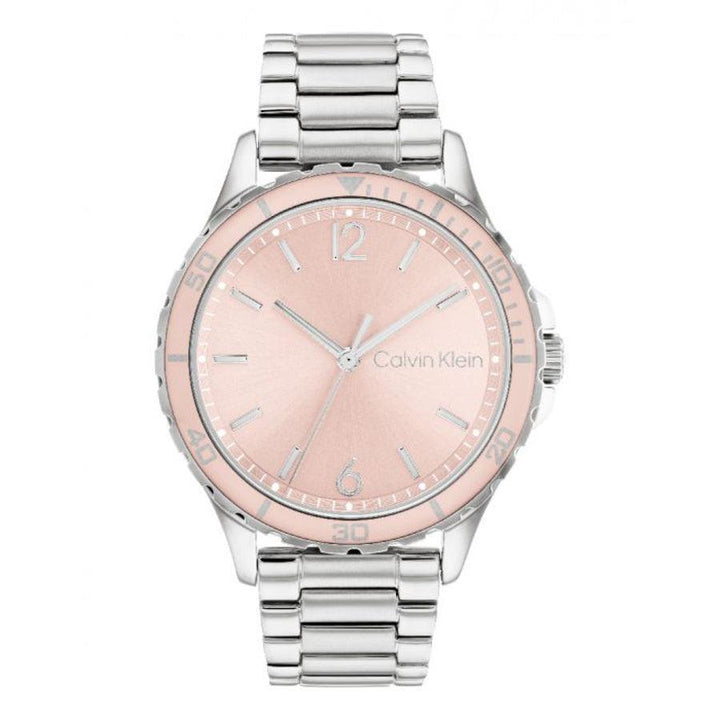 Calvin Klein Lively Dameur med rund rosaguld urskive og sølvfarvet metalrem vist forfra. Model 25200096.