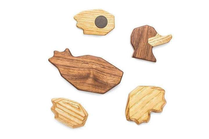 Fablewood And FW009-2, fem dele træfigur i forskellige lyse og mørke nuancer. Model FW009-2