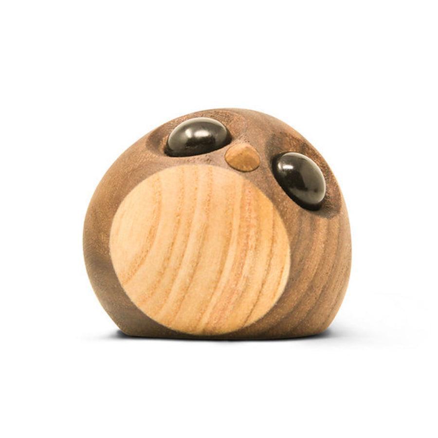 Fablewood Freddy Lille Pingvin viser en dekorativ, lille træpingvin i glatte, lyse og mørke nuancer. Model 1105-1