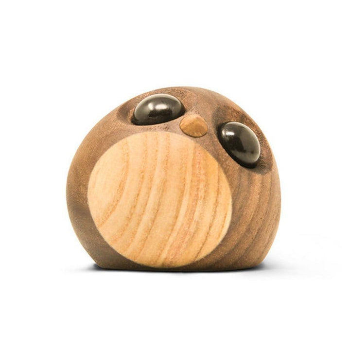 Fablewood Freddy Lille Pingvin viser en dekorativ, lille træpingvin i glatte, lyse og mørke nuancer. Model 1105-1