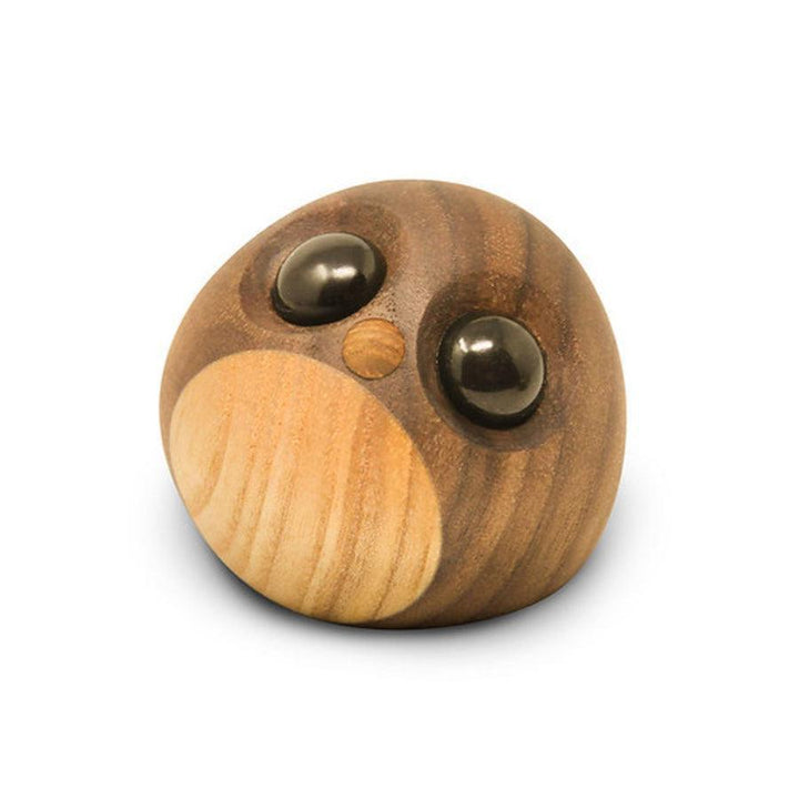 FableWood Freddy Lille Pingvin i glat, tofarvet træ med store sorte øjne, Model 1105-2.