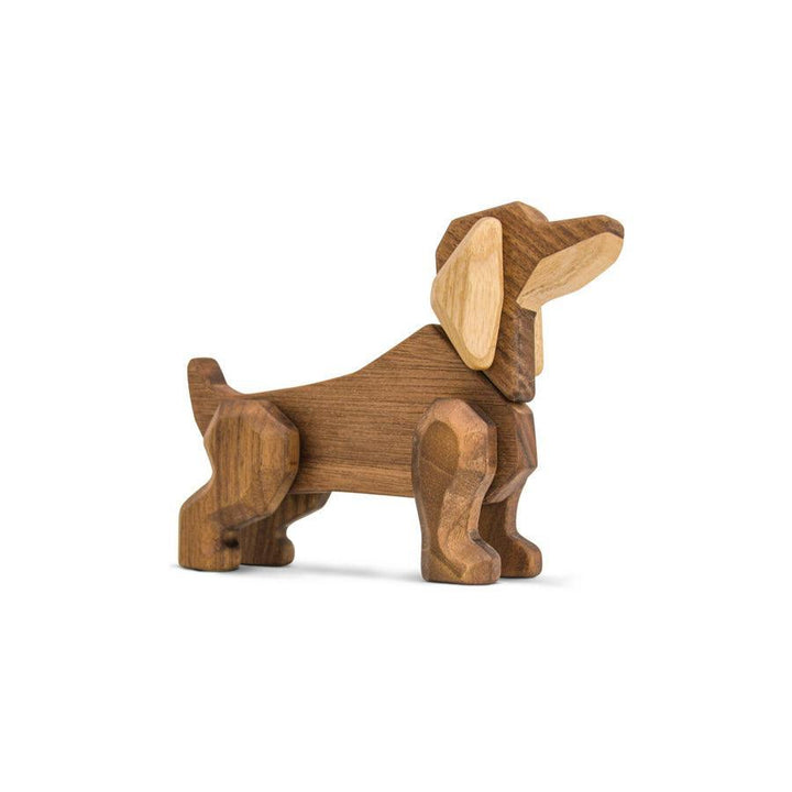 FableWood Gravhund står i profil, udformet i lyst og mørkt træ, Model 1034-1.