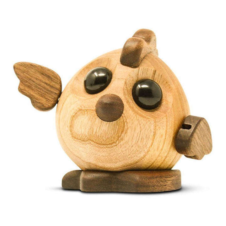 Fablewood Hønen Henny viser en håndlavet, brun træfigur med store sorte øjne og mørke vinger. Model 1106-1