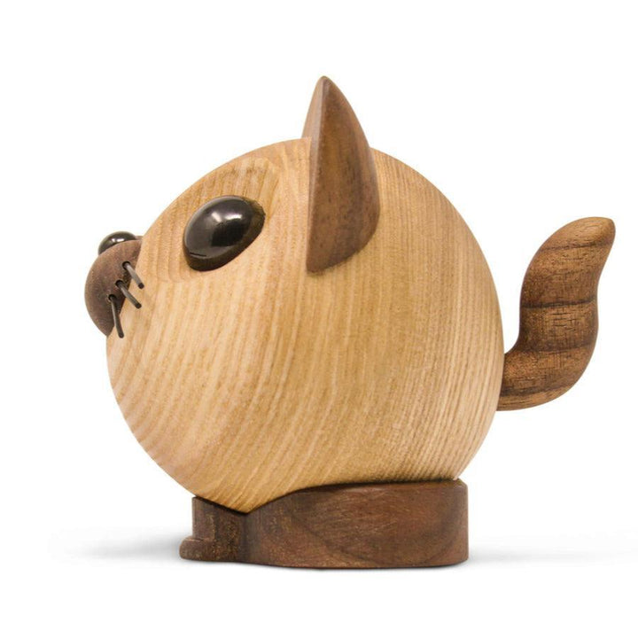 FableWood Katten Felix, træfigur i lyse og mørke træsorter, sideprofil, Model 1112-2.