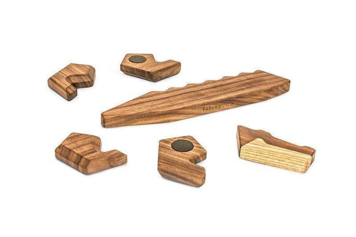 Fablewood Krokodille, magnetisk træfigur i brune nuancer vises adskilt med Model FW006-2