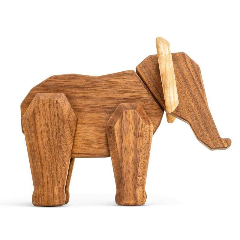 Fablewood Mor Elefant viser en træfigur af en elefant i lysebrunt træ, stående på hvid baggrund. Model FW1030-1