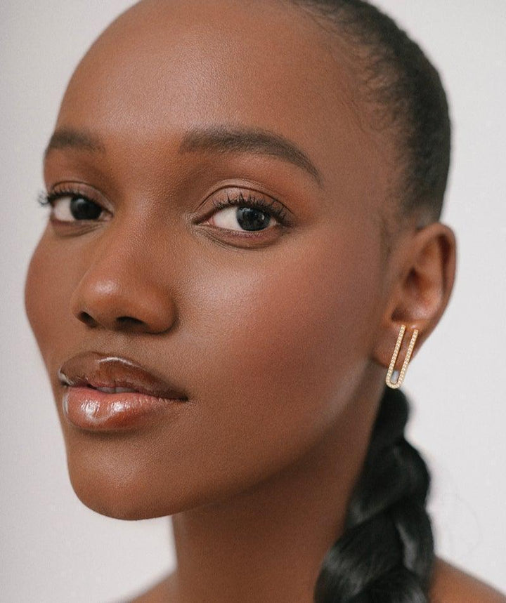 herieth-paul-x-polar-jewelry-zanzibar-forgyldt-22kt-orering vises på model, gylden farve og elegant design. Modelzan-st-gd-wz-00508