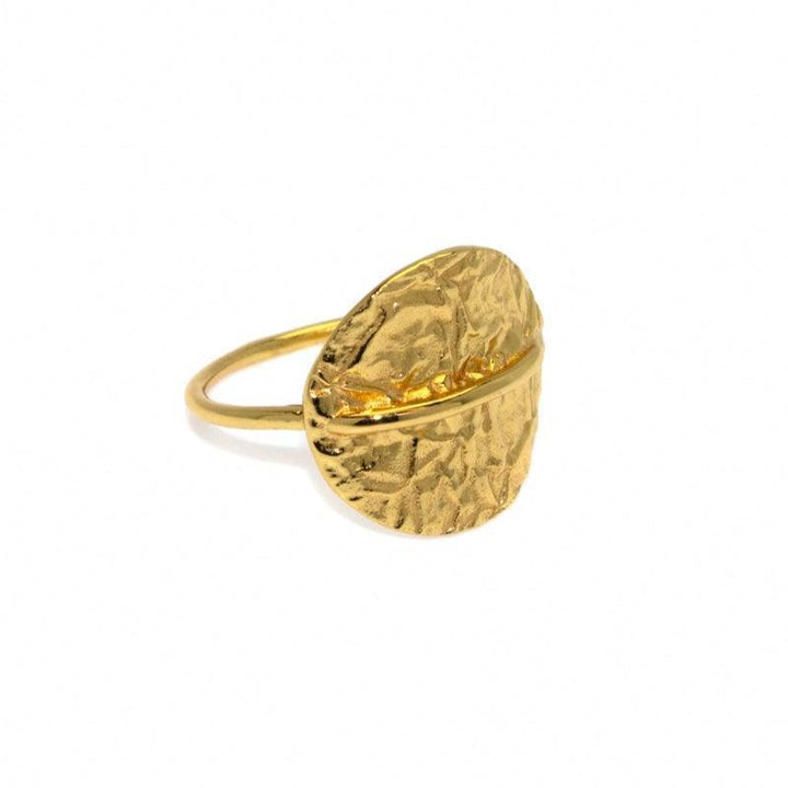 Hultquist Copenhagen Cora Ring med stor, mat guldskive og hamret overflade på hvid baggrund. Model S04001G-S04001G-001-2