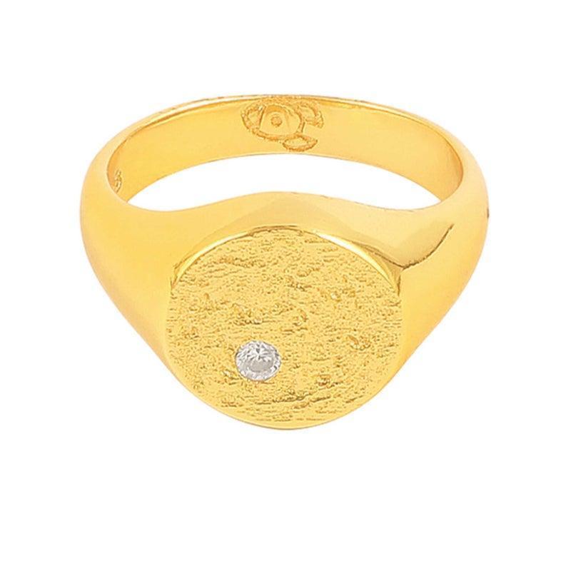 Hultquist Copenhagen Luna Ring S08116G viser en guldfarvet ring med rund, mat overflade og én klar sten. Model S08116G-002-1