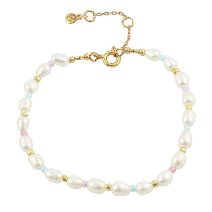Hultquist Copenhagen Pastel Perle Armbånd med hvide ferskvandsperler og gyldne detaljer, Model S08086G