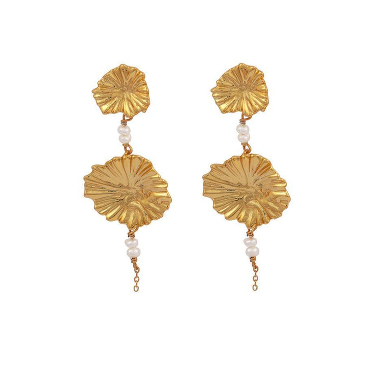 Hultquist Dagmar øreringe med forgyldt bladmønster, perledetaljer, elegant design. Model S08426G.