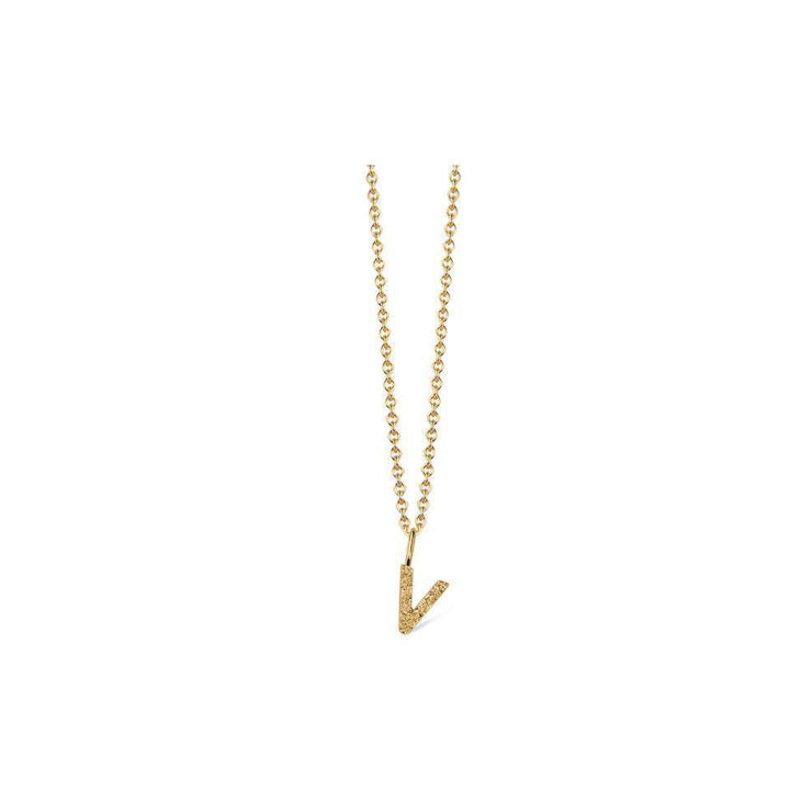 jeberg-jewellery-i-am-me-bogstav-solvforgyldt halskæde med V-vedhæng i guld look på lys baggrund. Model 42000-021-21